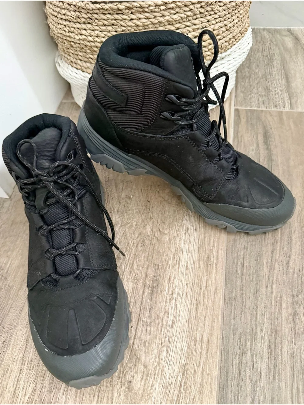 Merrell Black Men's Moab 2 COLDPACK Mid Waterproof Hiking Boots